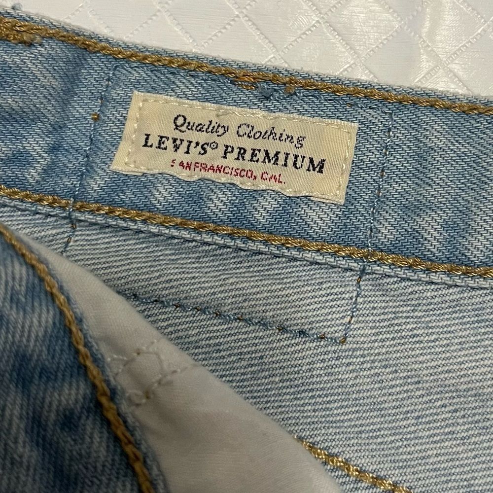 Levi’s Wedgie Jean Shorts Cutoffs Raw Hem Light Wash Button Fly Premium Size 28 - Picture 12 of 15
